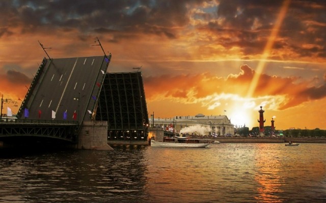 Мосты повисли над Невой
