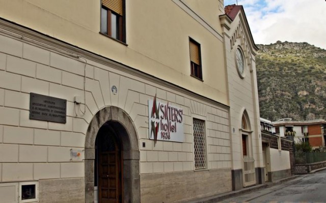 HOSTEL SISTERS