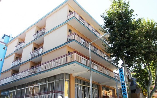 Hotel Half Moon 3*